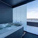 Luxurious Penthouse - Hot Tub & Sauna Apartmán *